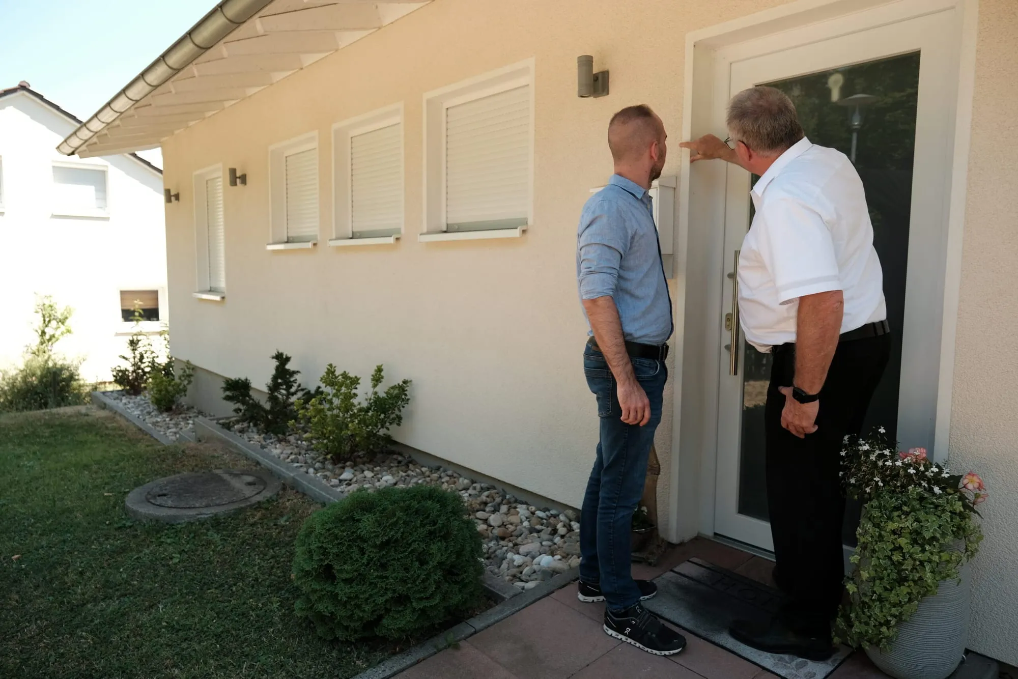 Ortstermin – Gutachter im Gespräch an der Haustür