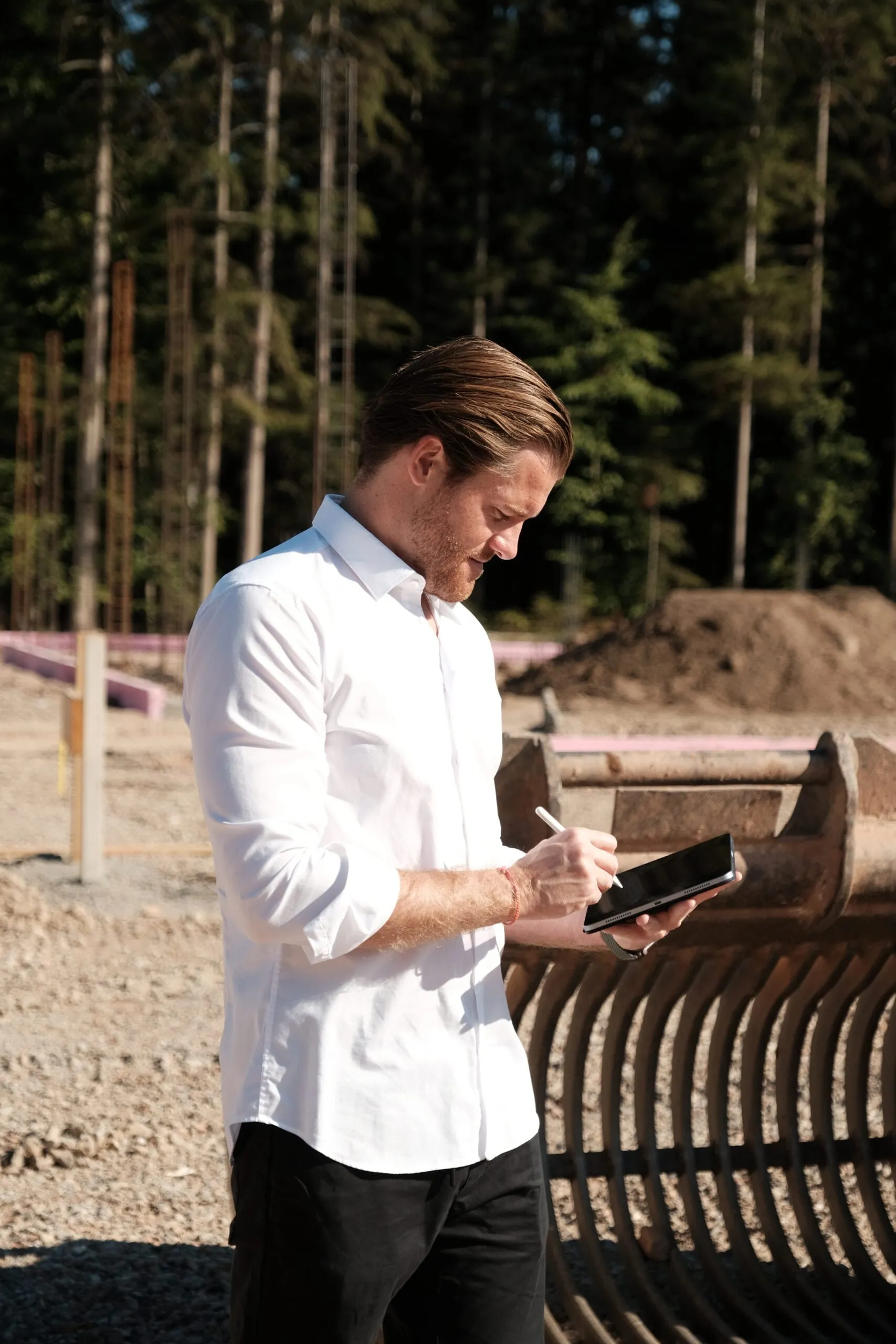 Mitarbeiter dokumentiert ein Grundstück mit dem Tablet