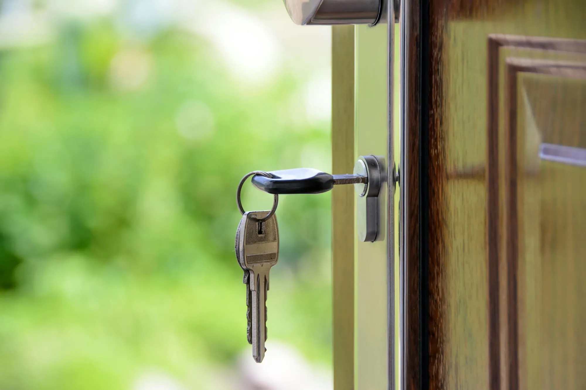 Hausschlüssel steck in Haustür - Immobilienvermittler