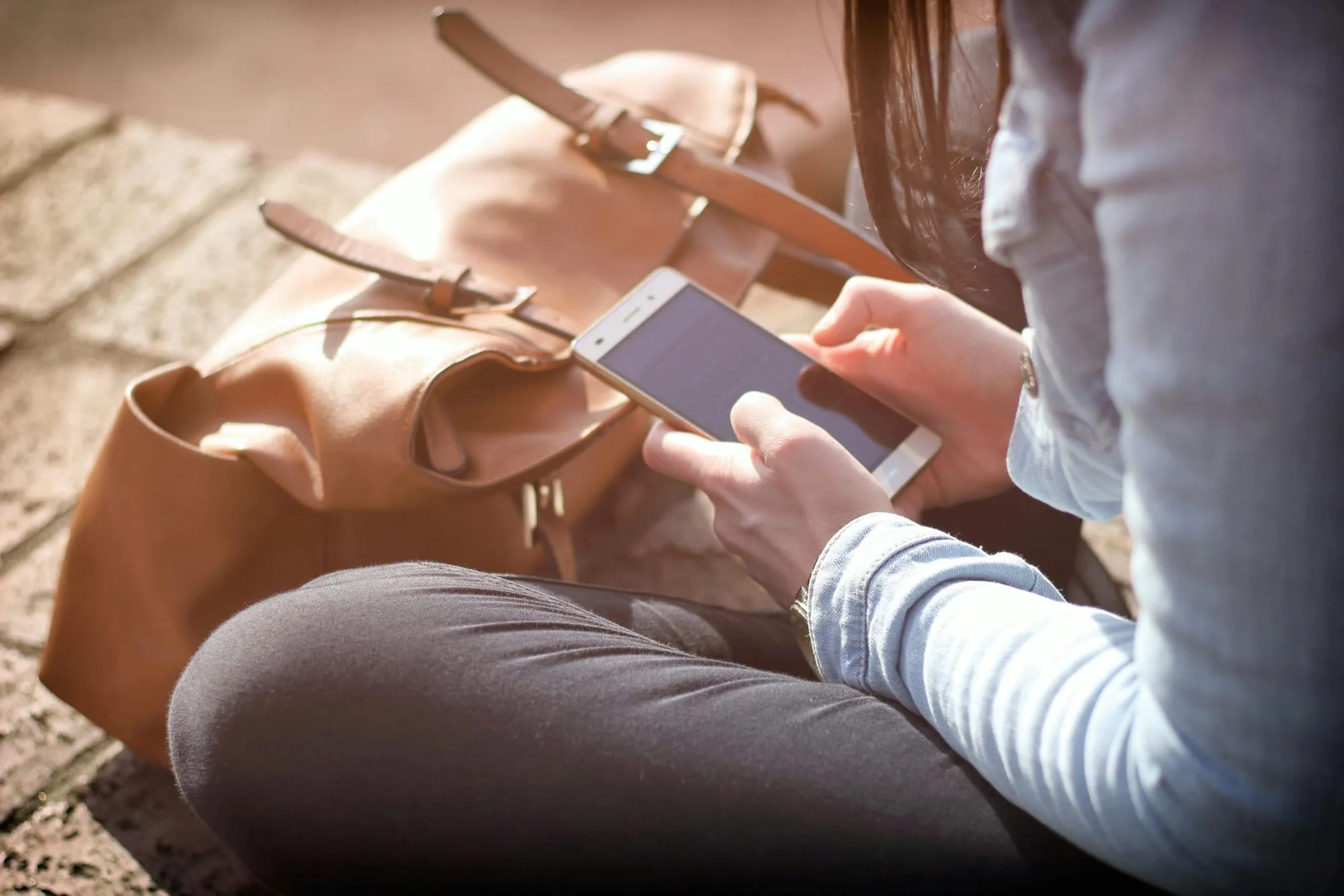 Frau am Smartphone