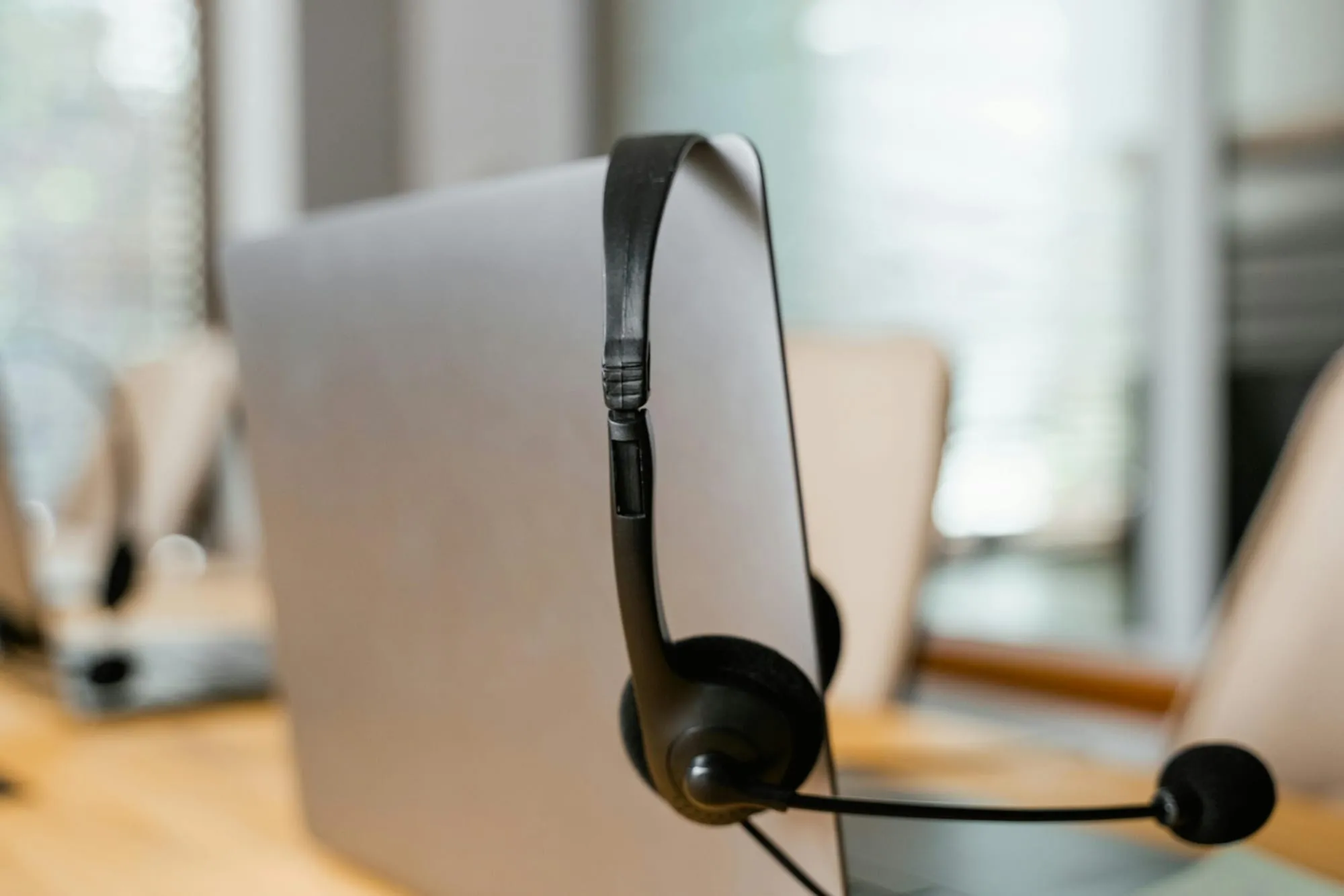 Support-Headset hängt an einem Laptop