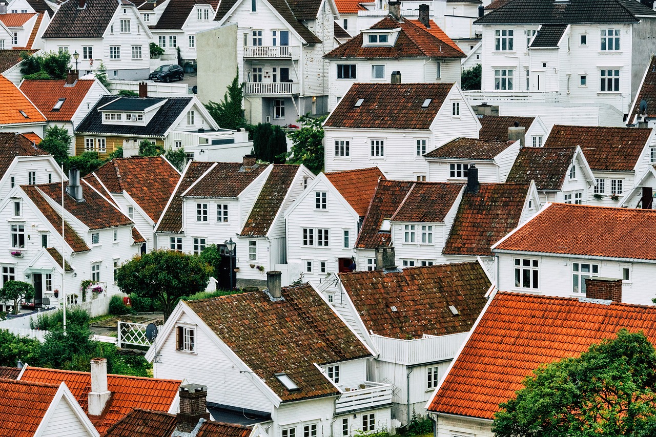 Potrait von weißen Landhäusern